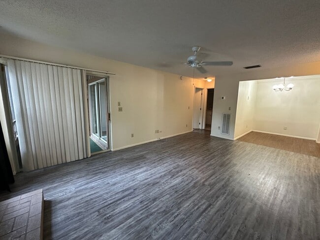 Building Photo - Stunning 1 Bedroom Condo in Pet-Friendly A...