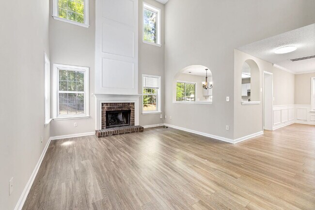 Building Photo - Very quiet and private location in heart of RTP