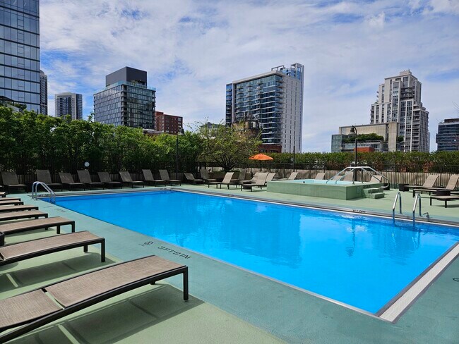 Building Photo - 400 N La Salle Dr