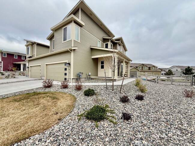 Building Photo - Beautiful Modern 3-Bedroom, 2.5 bath Townh...