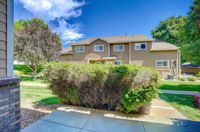 Building Photo - $1,795 - 2 bed/2.5 bath Townhome with new ...