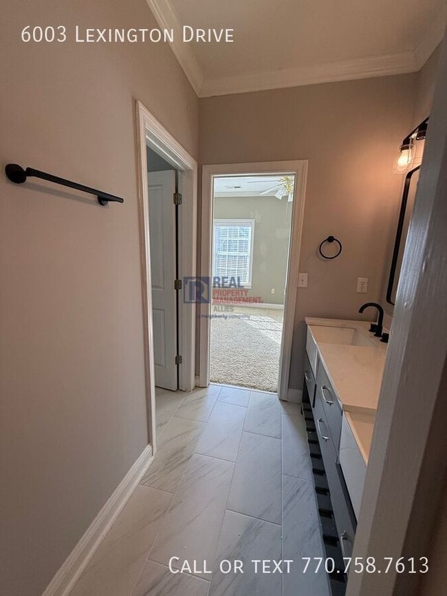 Building Photo - 6003 Lexington Dr