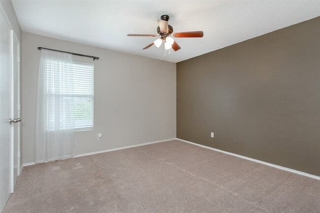 Building Photo - 2700 Peach Dr