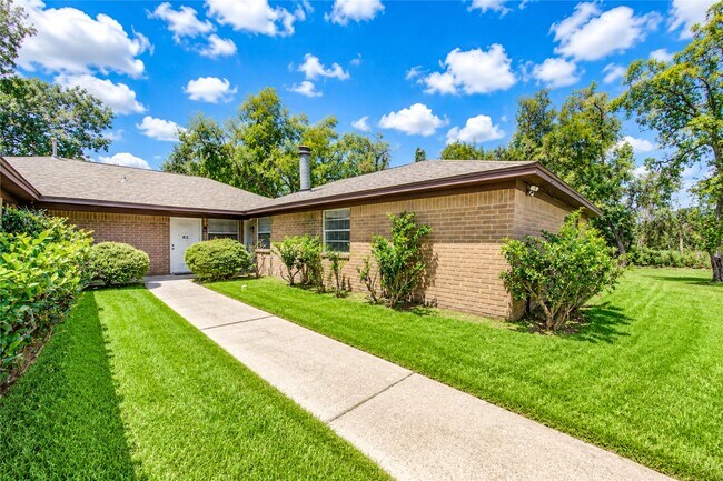 Building Photo - 212 Quaker Dr