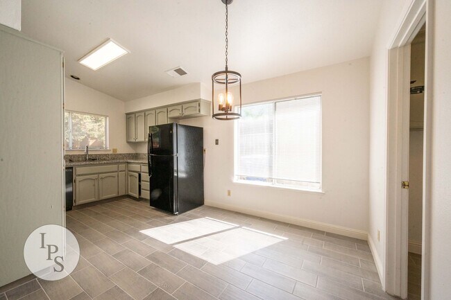 Building Photo - North Fresno Home in CUSD, 3BR/2BA, Beautiful Updates - Lots of Amenities!
