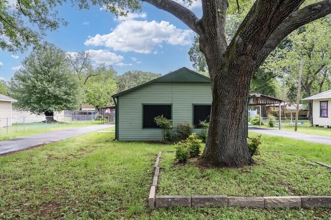 Building Photo - 605 Hospital St