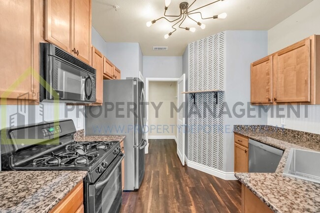 Building Photo - Spacious 2 (or 3!) Bed Condo in Gated Comm...