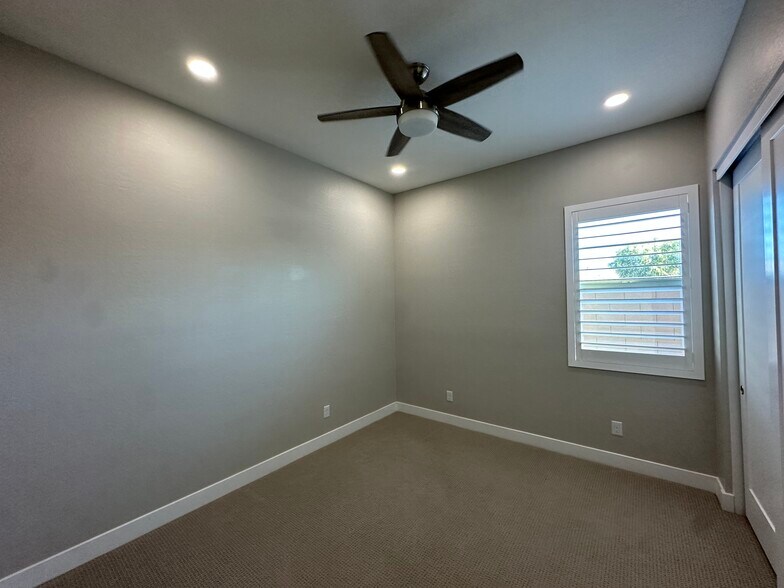 Building Photo - 1140 E Cherrywood Pl