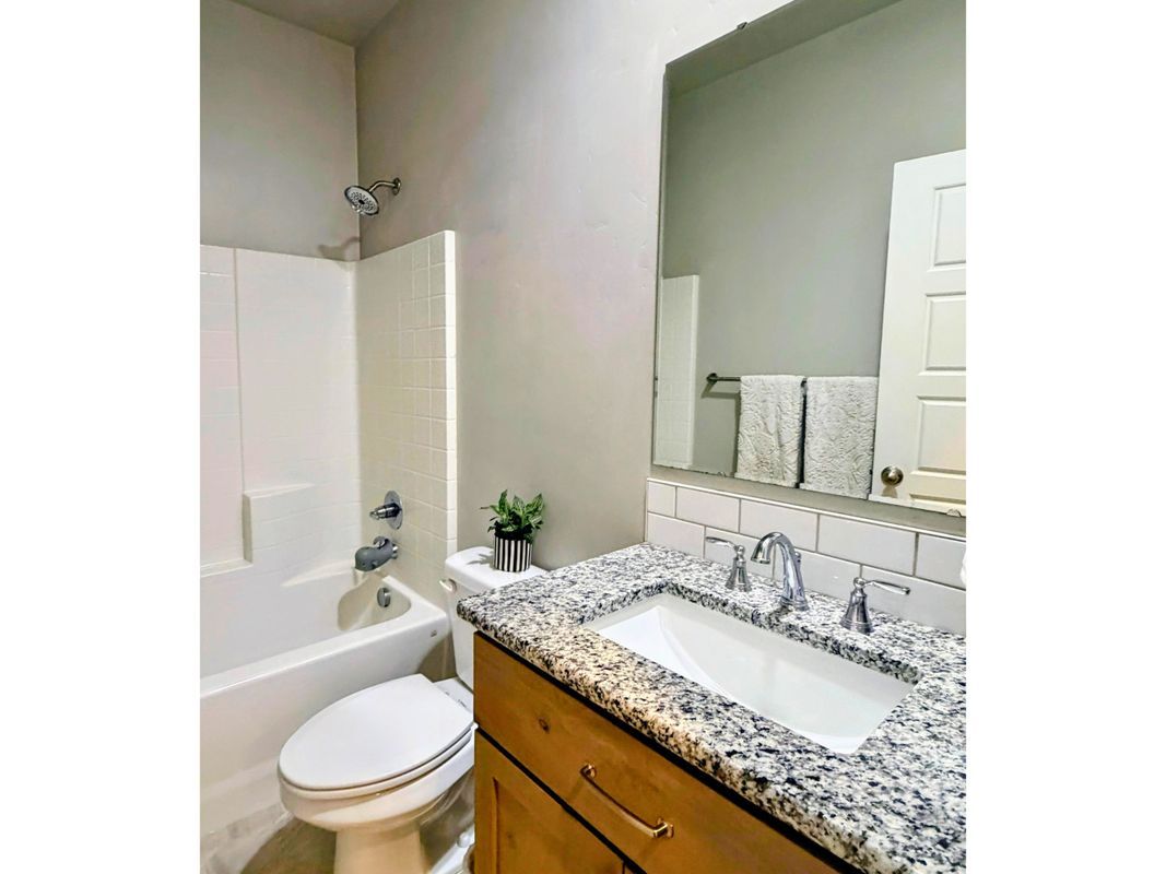 Building Photo - 1343 E Fort Erie St