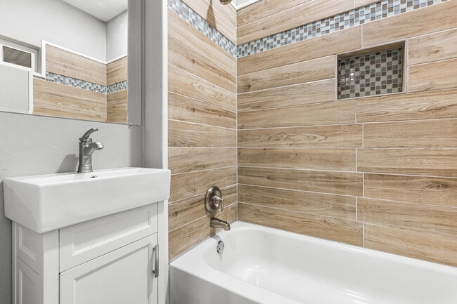 Building Photo - 221 N Bermuda St