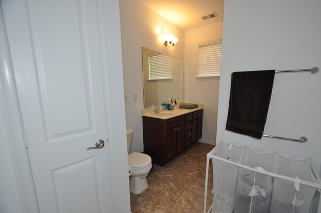 Building Photo - Kings Pointe at Western Branch