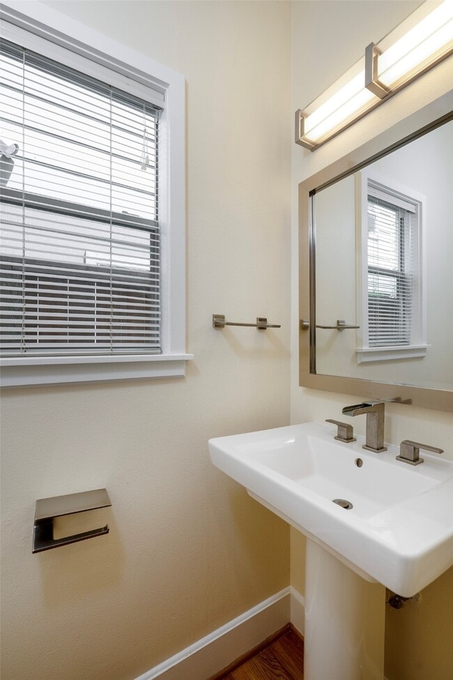 Building Photo - 3107 Greenbriar Dr