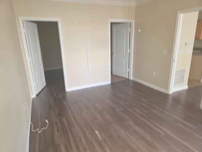 Building Photo - 2 Bedroom 2 bathroom unit available now!