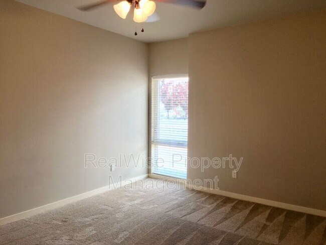 Building Photo - 502 SW Evergreen Ave