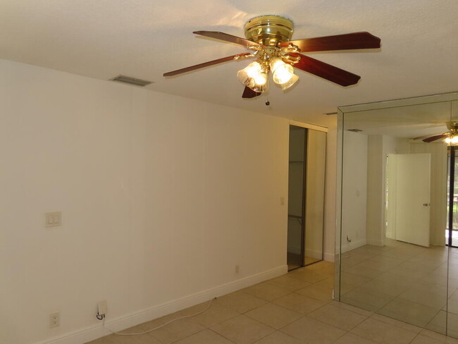 Building Photo - 2602 Carambola Cir S