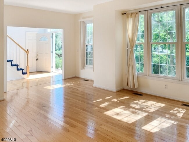 Building Photo - 9 Colonial Ct