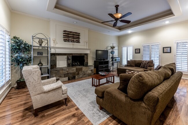 Building Photo - 422 River Oaks Dr