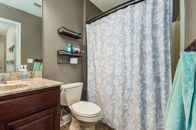 Building Photo - 5 Bed House convenient to Navarre and Hurl...