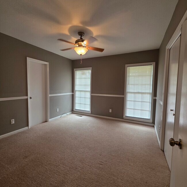 Building Photo - 825 Community Ave