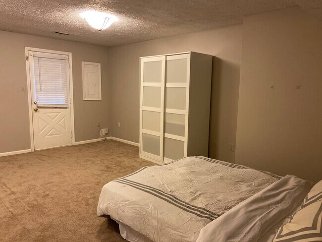 Building Photo - 5819 Waterdale Ct