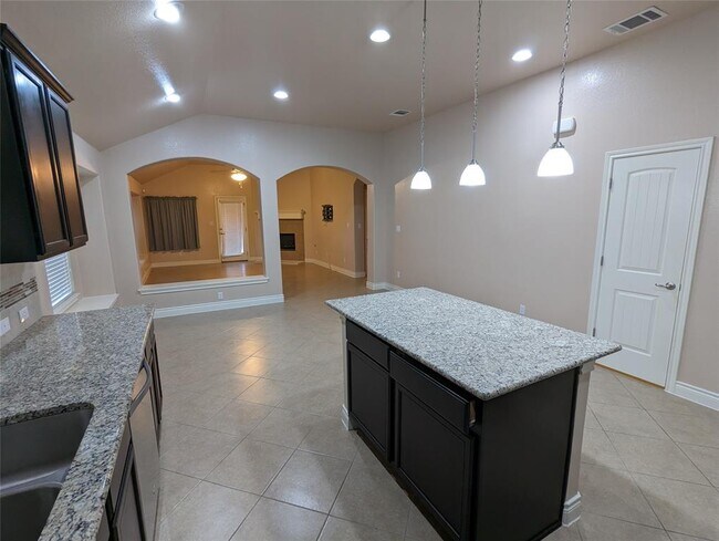 Building Photo - 313 Summer Pointe
