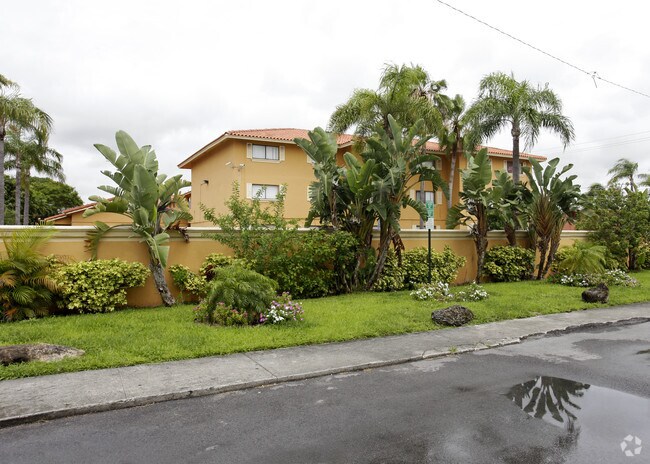 Building Photo - Royal Palm
