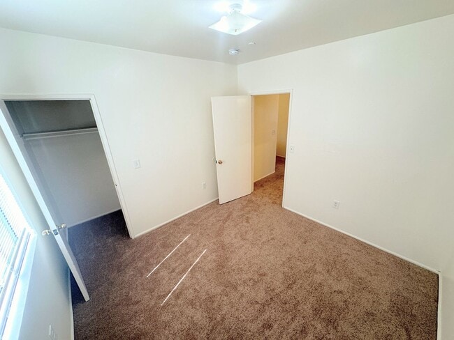 Building Photo - 2-Story Townhome with parking, in unit laundry hookups, 2bd/1.5ba!