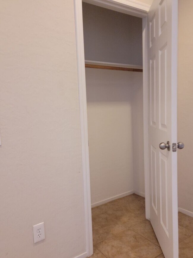 Building Photo - Single story with lots of tile in living a...