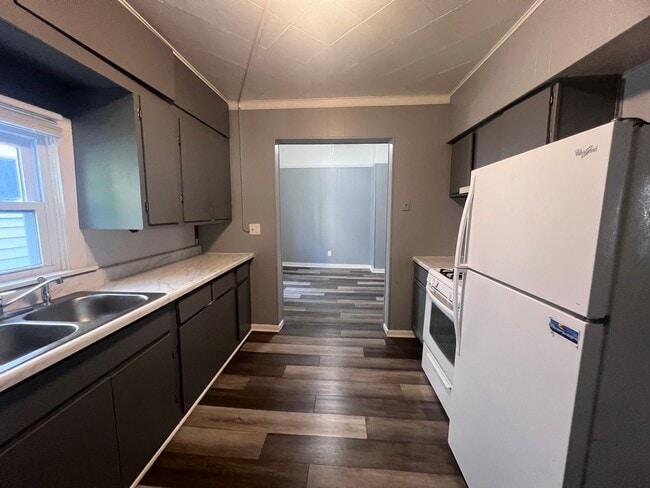Building Photo - Three Bedroom Single Family Located Near D...