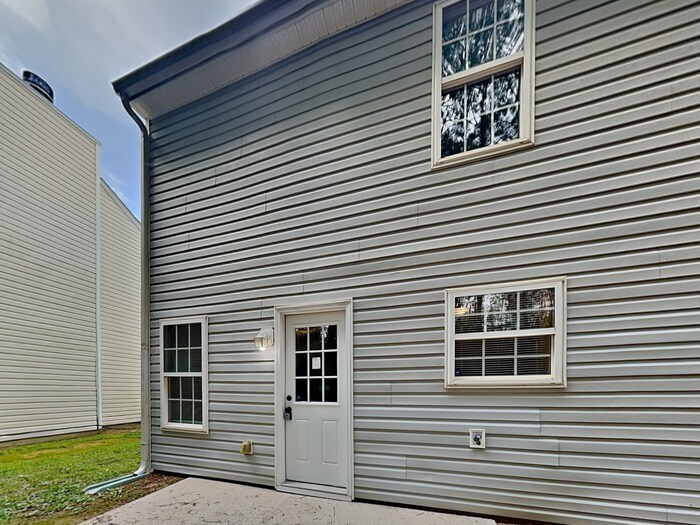 Building Photo - 11020 Pointer Ridge Dr