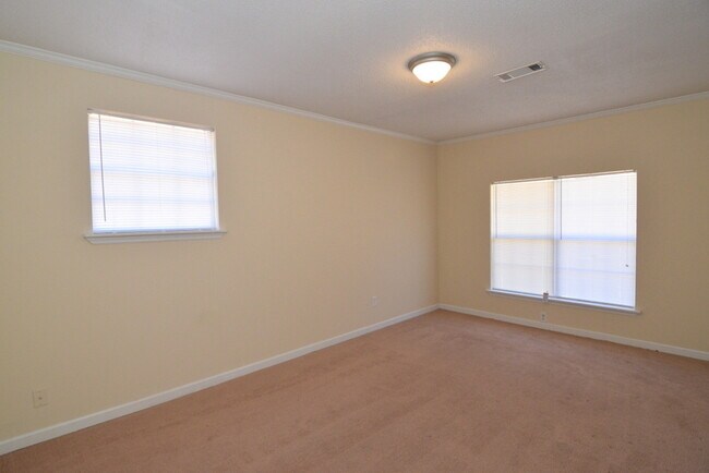 Building Photo - 3 Bed/1.5 Bath home off Meadowbrook Drive ...