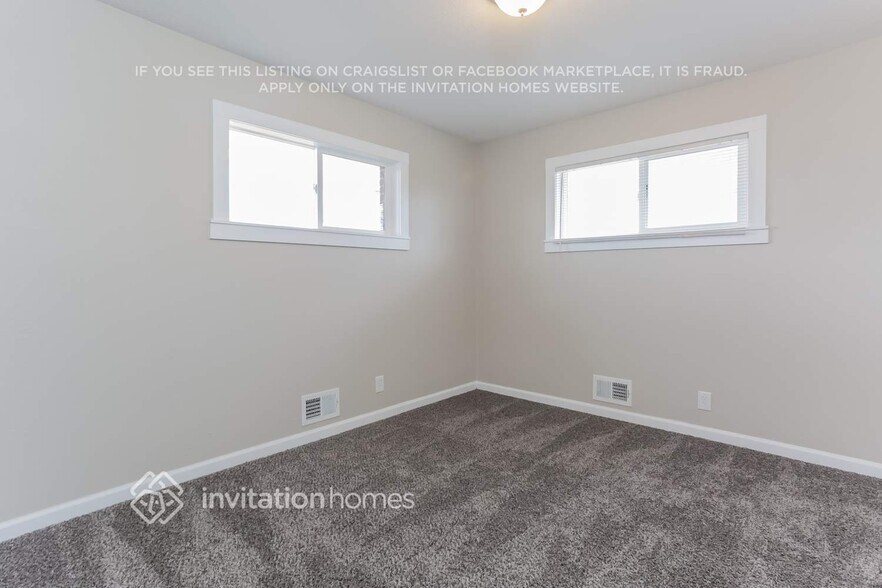 Building Photo - 1061 E 105th Pl