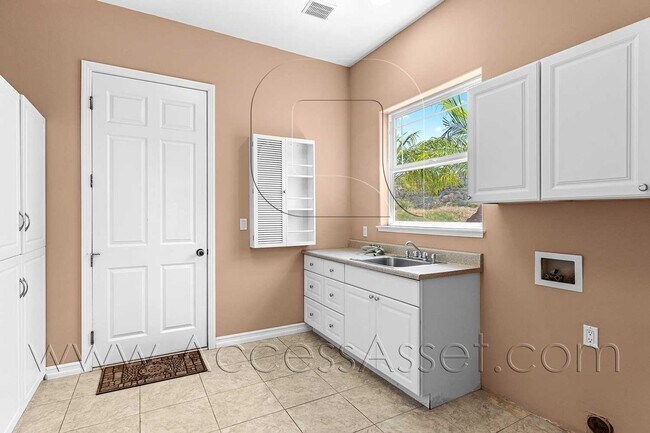 Building Photo - Designer Single-Story Home with Gourmet Kitchen & Mountain Views