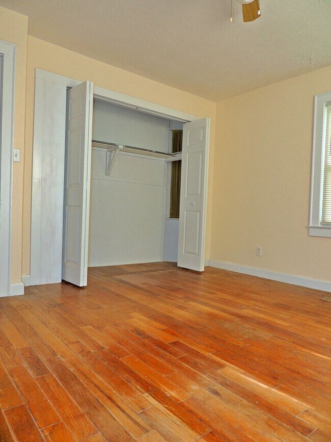 Building Photo - 115 Park Dr