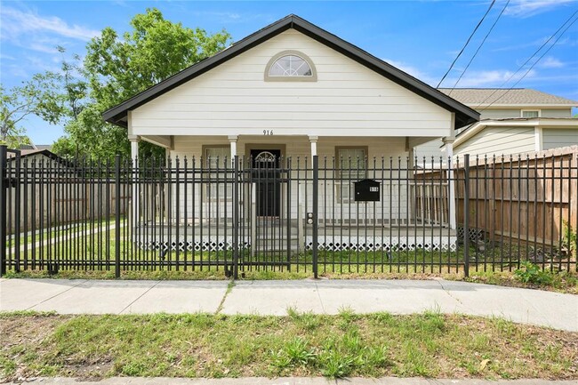 Primary Photo - 916 E 35th St