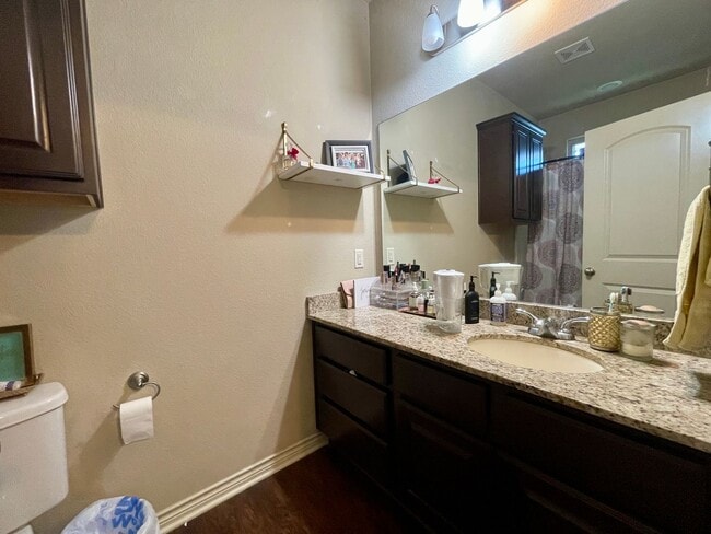 Building Photo - BEAUTIFUL 2/2.5 in Gateway Villas! August ...