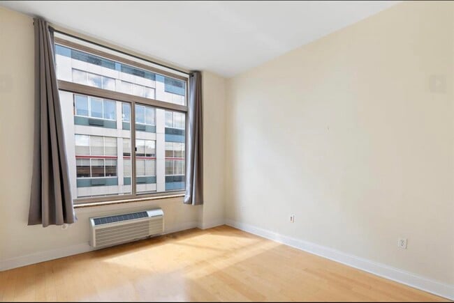 Building Photo - 10 Regent St