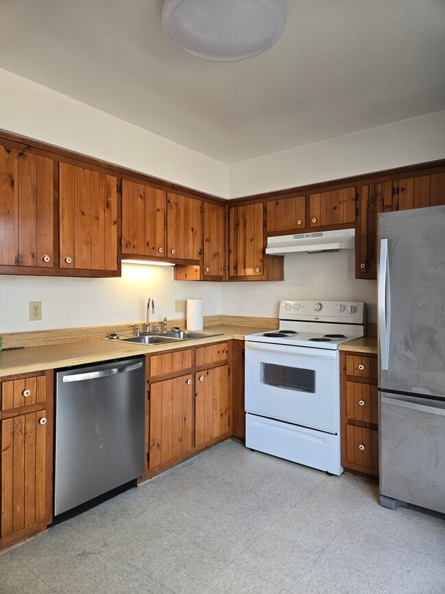 Building Photo - 2020 Elmhurst Ln