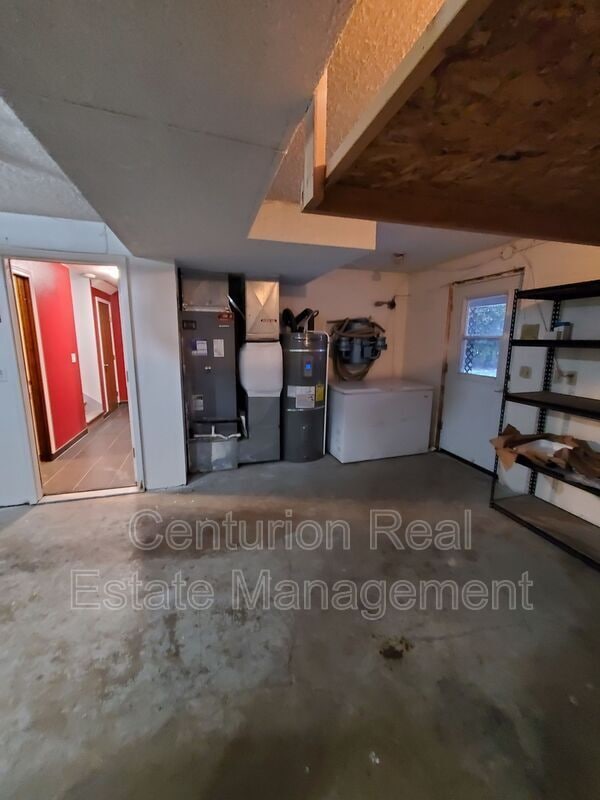 Building Photo - 869 Meadowlawn Dr SE