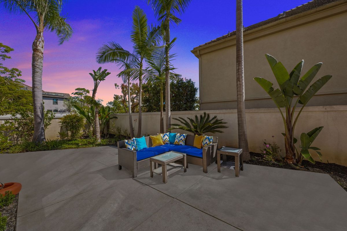 Building Photo - 12 Calais