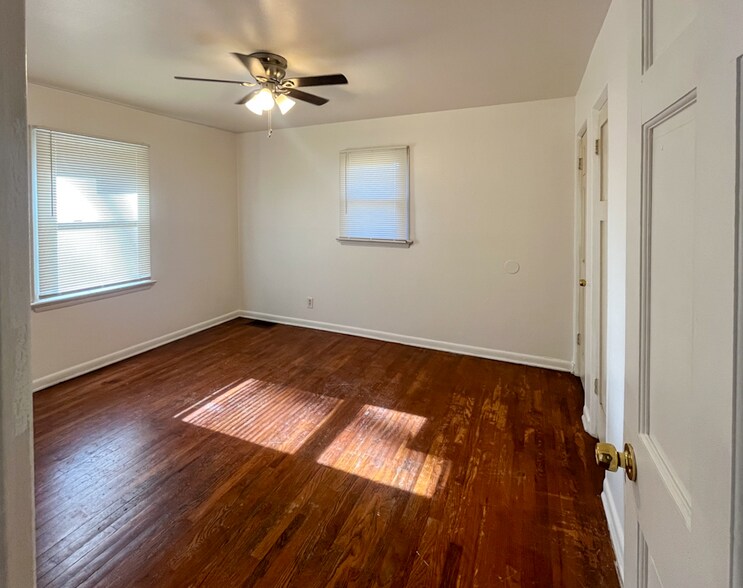 Building Photo - 6636 Kenwood Dr