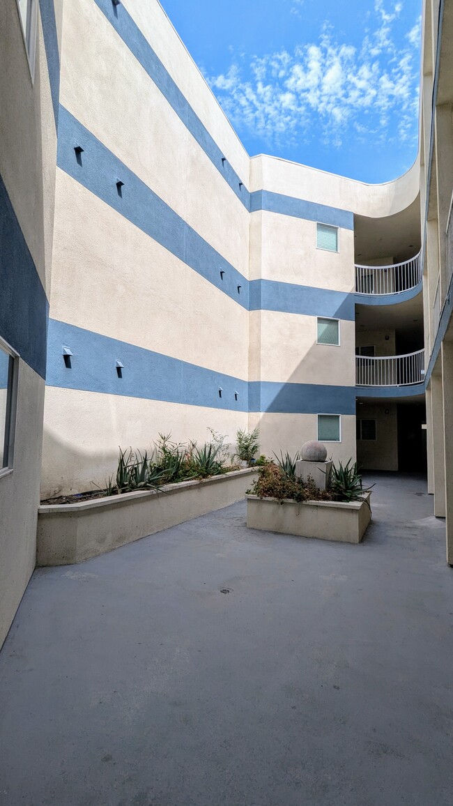 Central Courtyard next to unit - 214 S Alexandria Ave