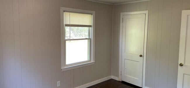 Building Photo - 2 bedroom 1 bath renovated pet friendly home
