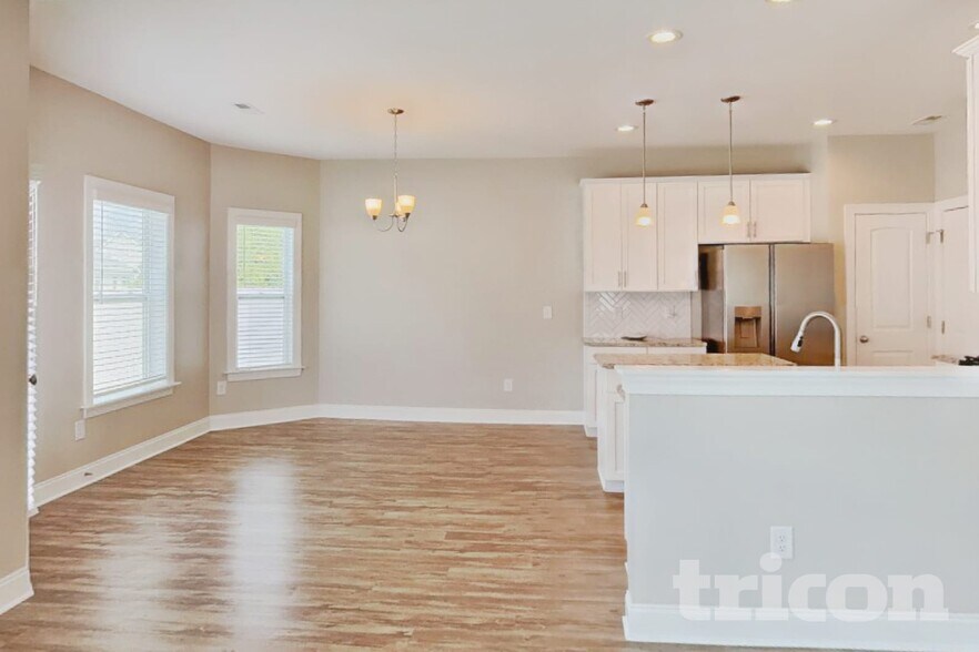 Building Photo - 834 Lakemont Dr