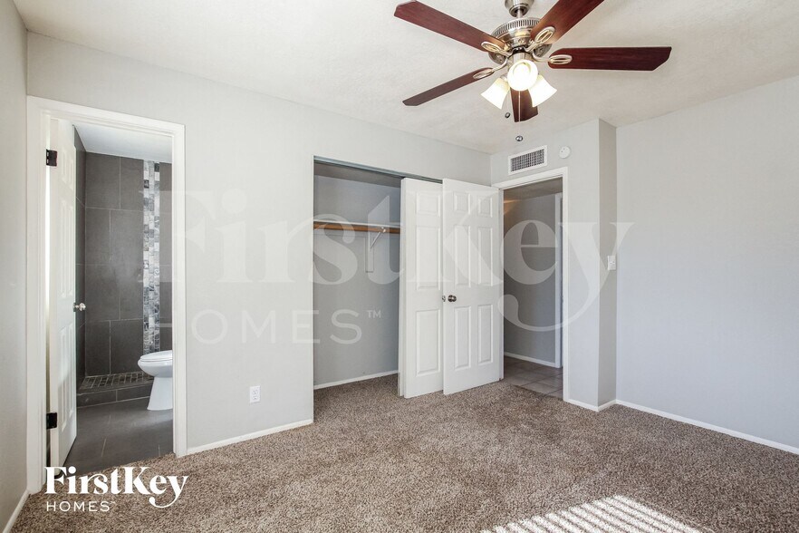 Building Photo - 2041 W Windrose Dr