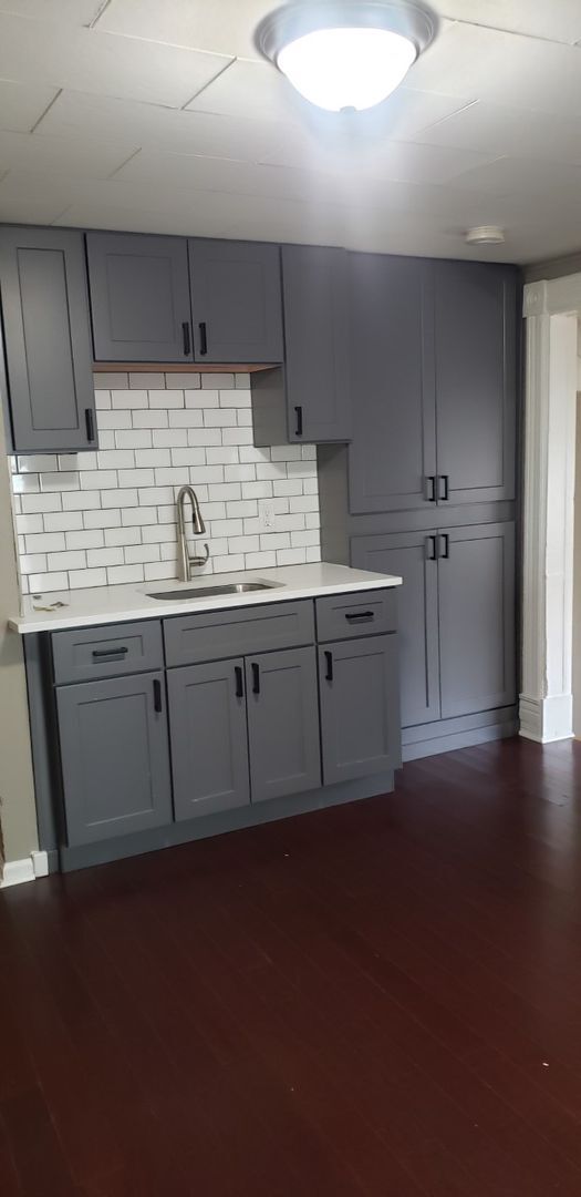 Building Photo - One bedroom, one bath upper unit located i...