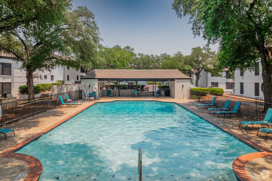 Primary Photo - Landmark at Alamo Heights