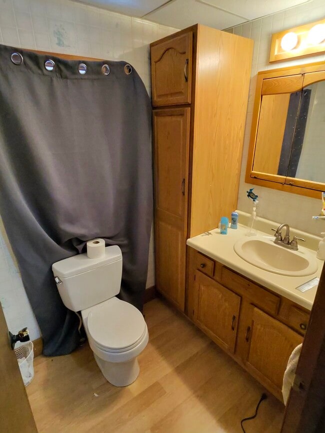 Building Photo - Spacious, Family Friendly, In-Town Home