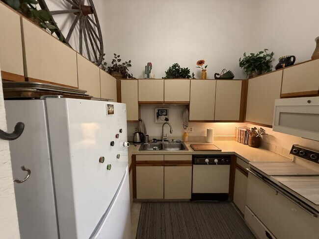 Building Photo - "Spacious 2-Bed, 2-Bath Retreat in Boulder – 1050 Sq Ft of open layout"