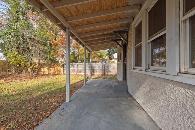 Building Photo - 1323 Columbia St